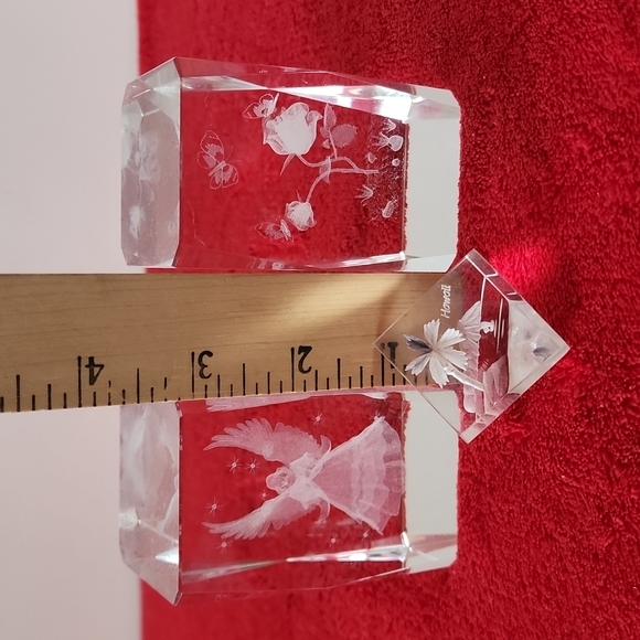 3 piece of 3D Glass paper weights Display. - Picture 9 of 10